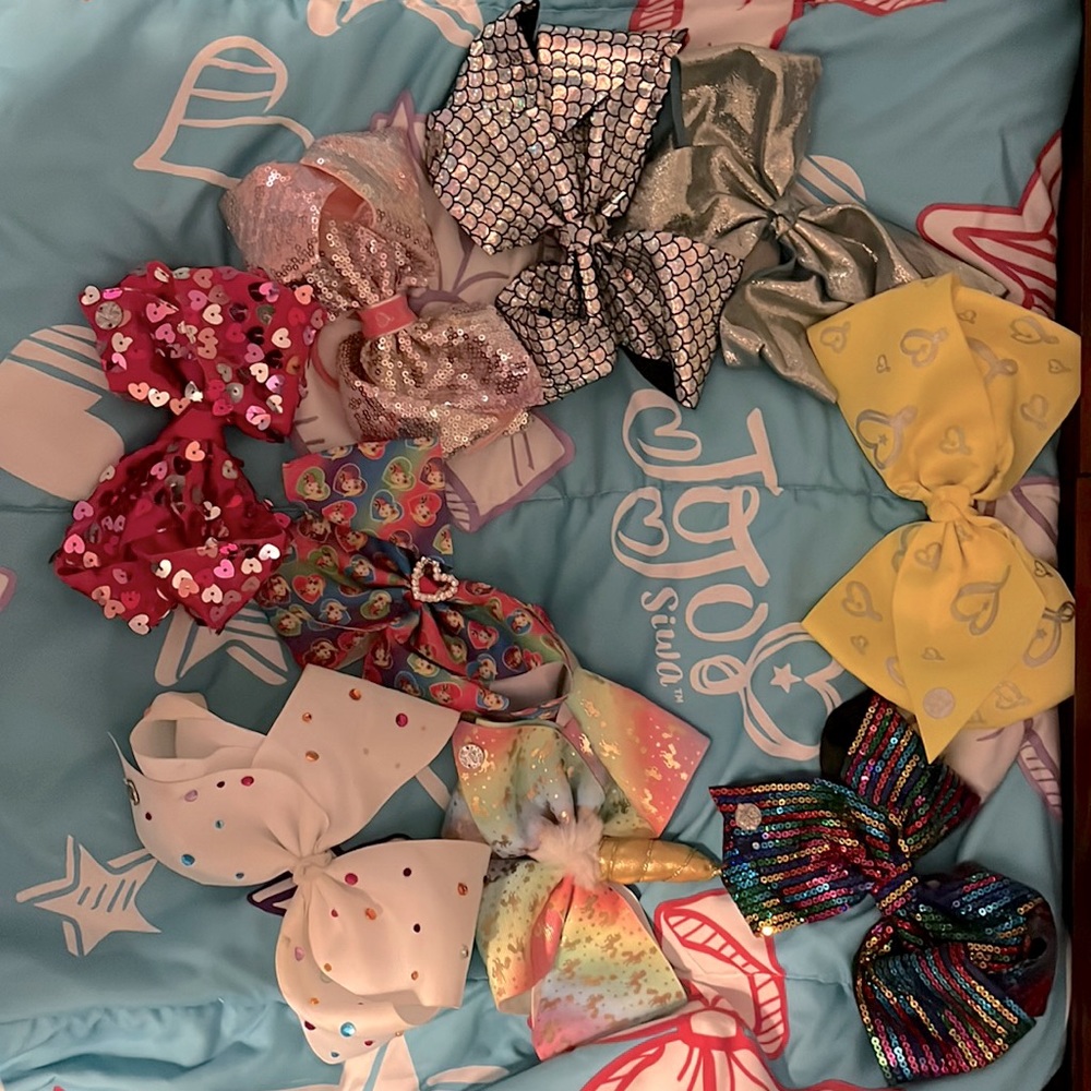 Jojo bows for sale all of them for 35$ 5$ per bow!